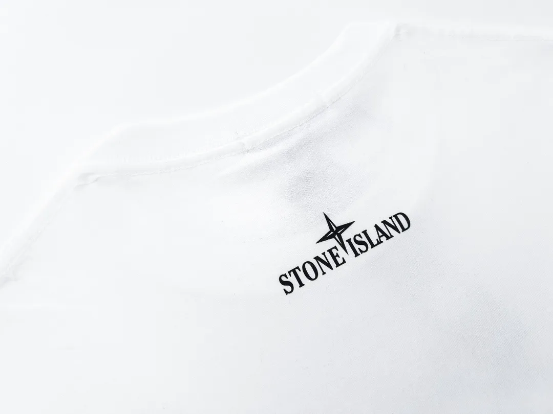 W615#P110💰 [Stone lsland/Stone Island summer new short-sleeved T-shirt with big compass print on the chest] ⚠️[Original creation with high control of details] - Made of 260 grams of combed cotton with 32-count double yarn, soft and comfortable to the touch, sweat-absorbent and breathable. - Simple, basic and versatile style, original quality, the first choice for couples. - Made in a large factory, four needles and five threads on the shoulder, neatly arranged, high quality workmanship. - Same style for men and women. Very versatile, one piece for everyone, details are clearly visible. Color: Black White Size: M L